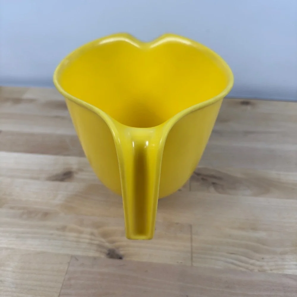 Vintage Rubbermaid 2661 Yellow Batter Mixing Bowl 1.4L Pour Spout Handle Retro